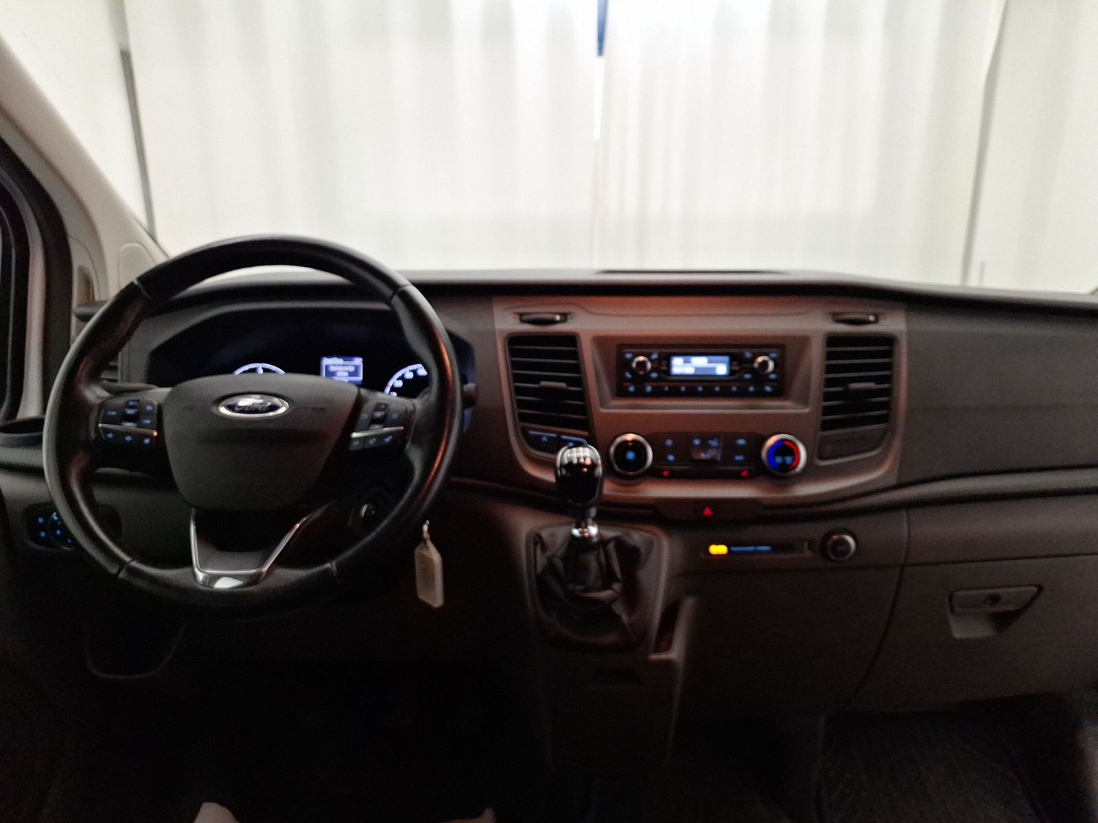 Fahrzeugabbildung Ford Transit Custom DOKA Kasten 300 L1 Trend 6-Sitzer