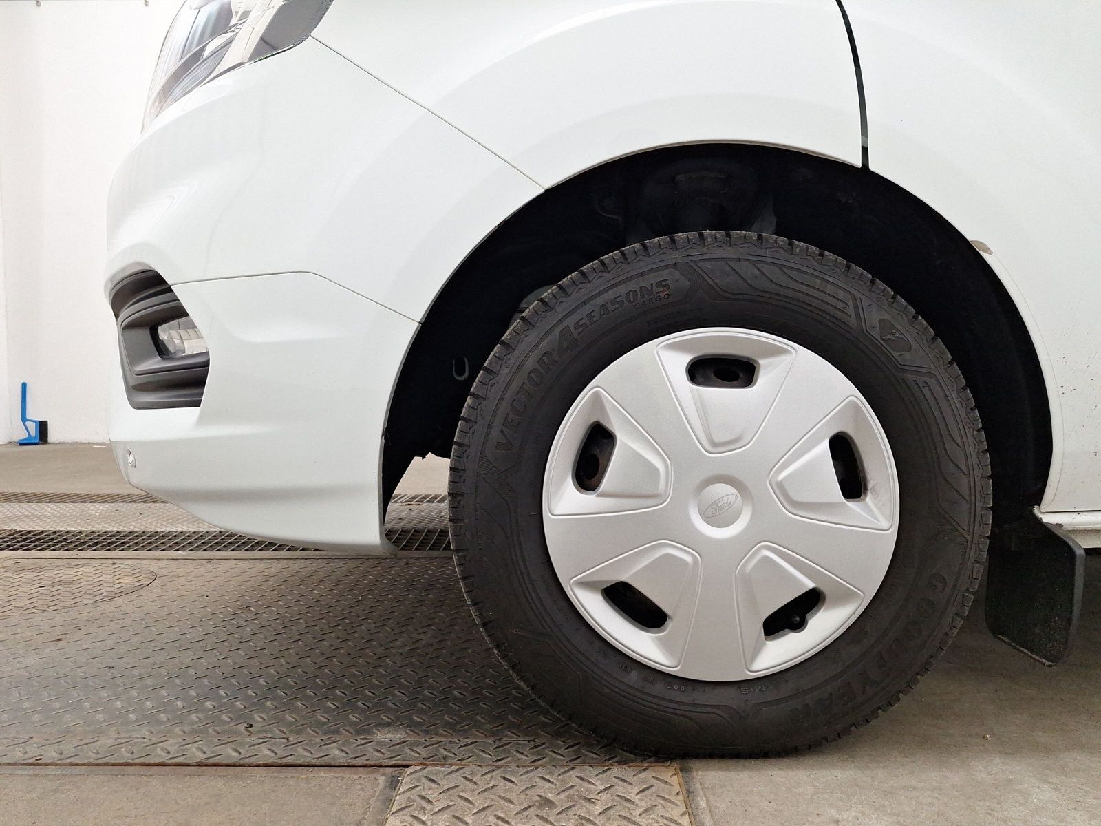 Fahrzeugabbildung Ford Transit Custom DOKA Kasten 300 L1 Trend 6-Sitzer