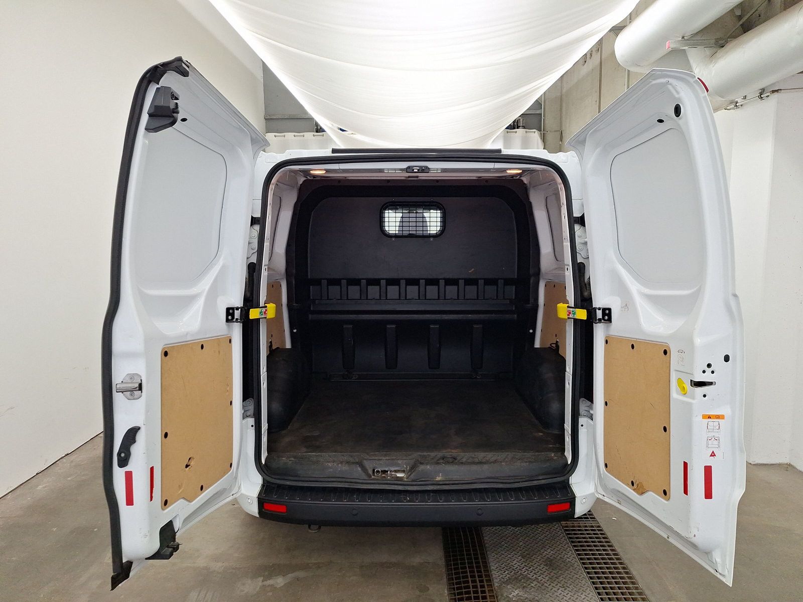 Fahrzeugabbildung Ford Transit Custom DOKA Kasten 300 L1 Trend 6-Sitzer