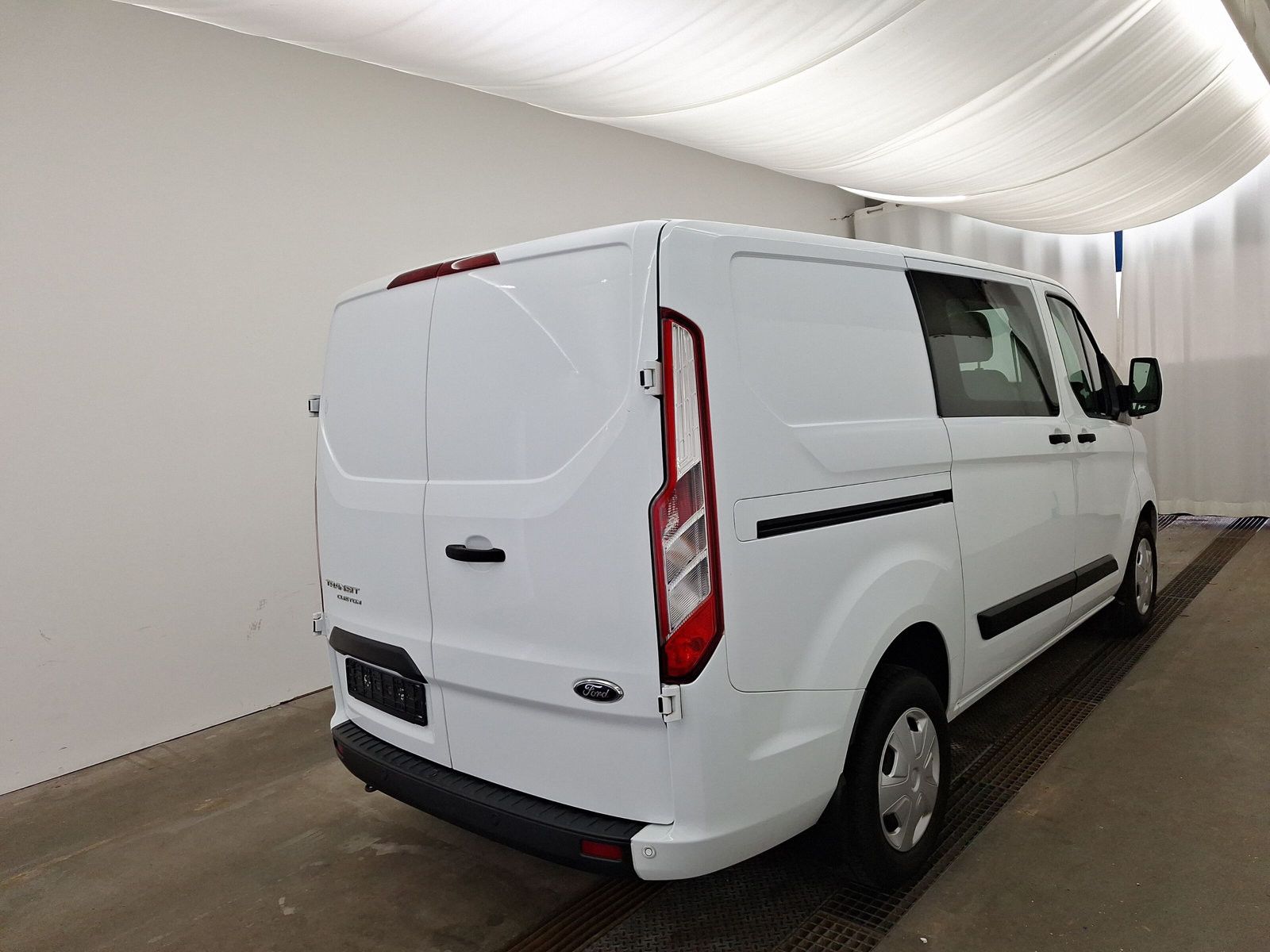 Fahrzeugabbildung Ford Transit Custom DOKA Kasten 300 L1 Trend 6-Sitzer