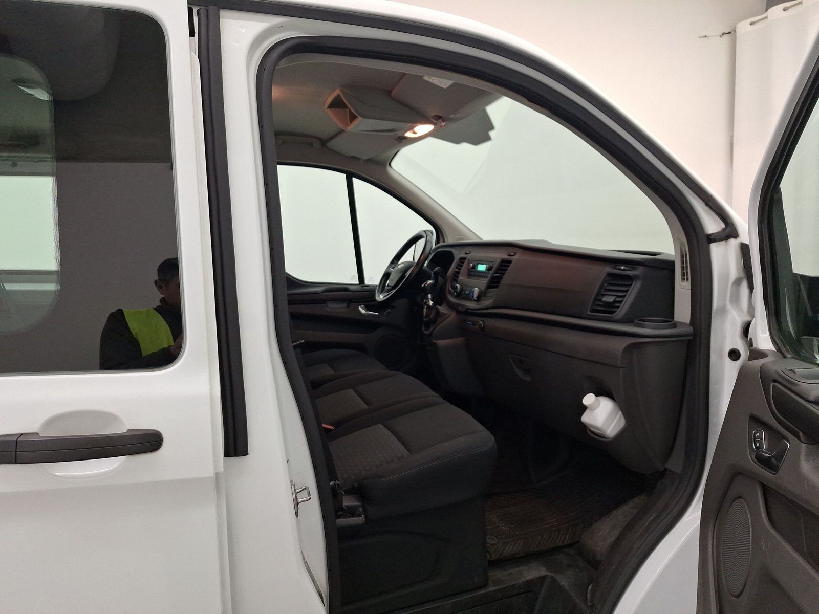 Fahrzeugabbildung Ford Transit Custom DOKA Kasten 300 L1 Trend 6-Sitzer
