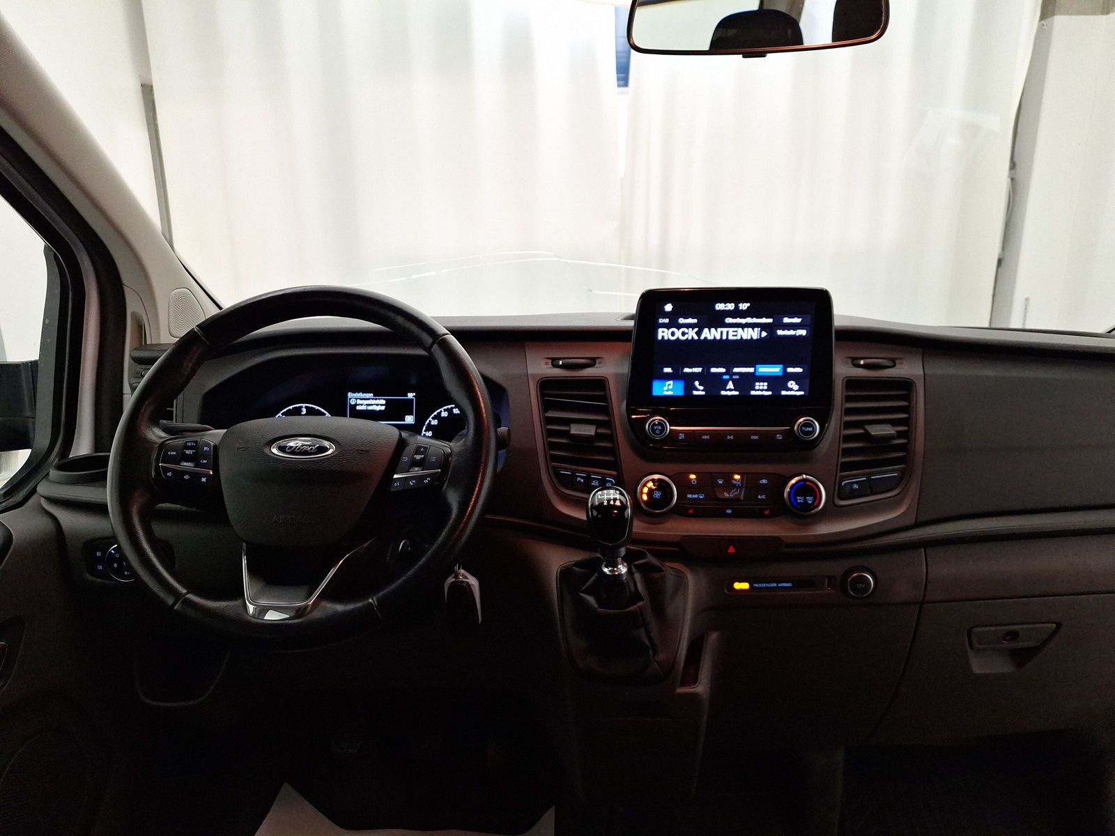Fahrzeugabbildung Ford Transit Custom Kombi 340 L2 Trend 9-Sitzer Navi