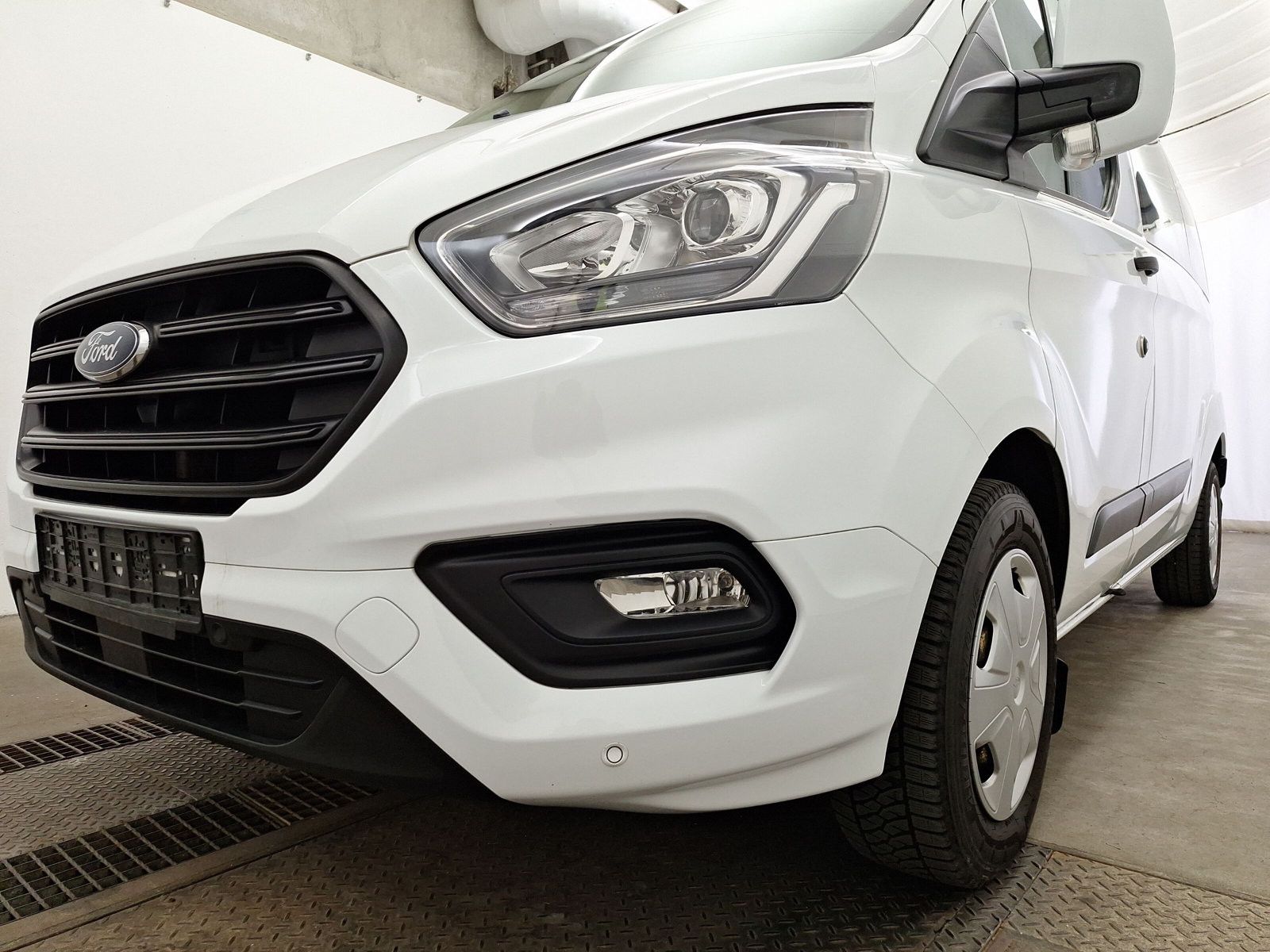 Fahrzeugabbildung Ford Transit Custom Kombi 340 L2 Trend 9-Sitzer Navi