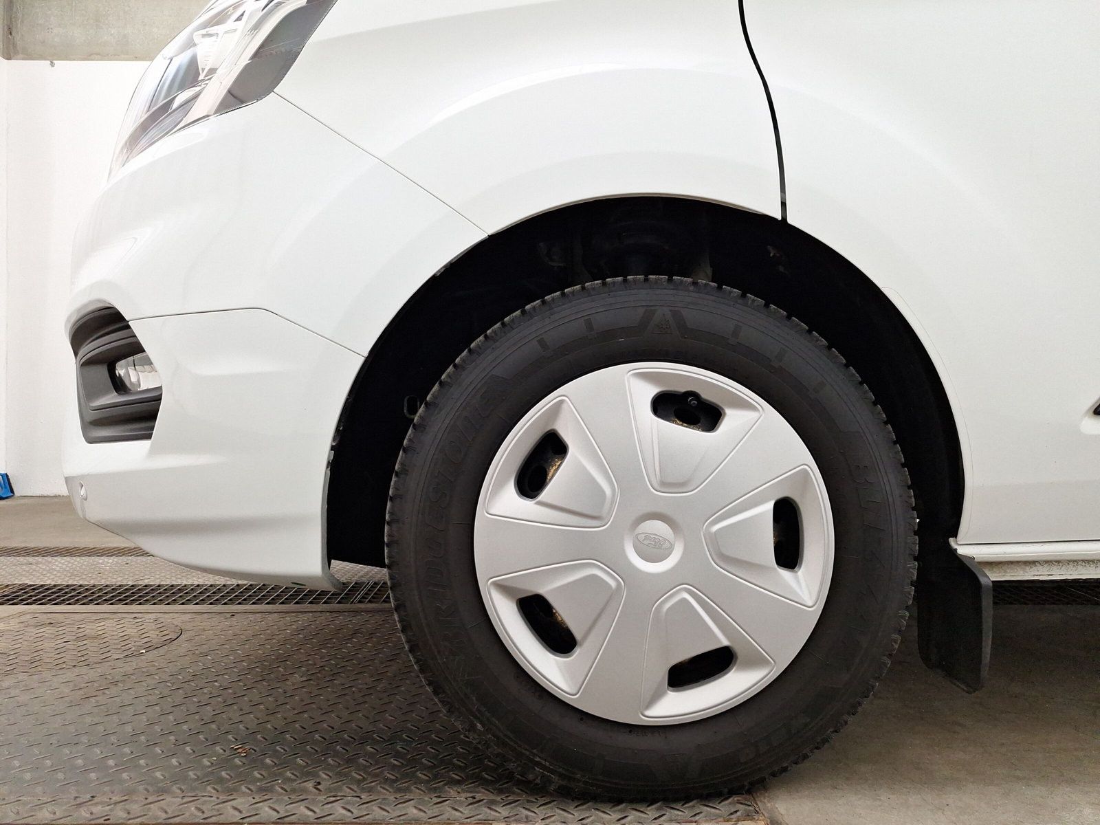 Fahrzeugabbildung Ford Transit Custom Kombi 340 L2 Trend 9-Sitzer Navi