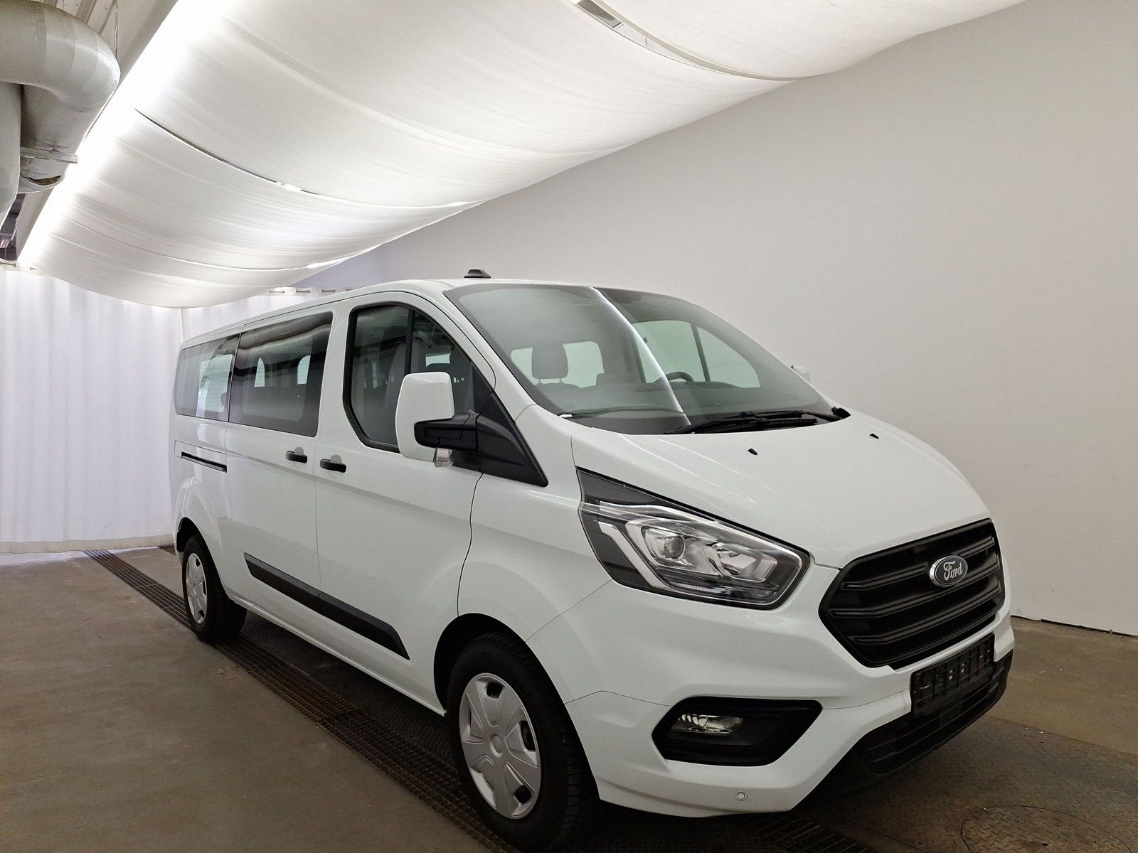 Fahrzeugabbildung Ford Transit Custom Kombi 340 L2 Trend 9-Sitzer Navi