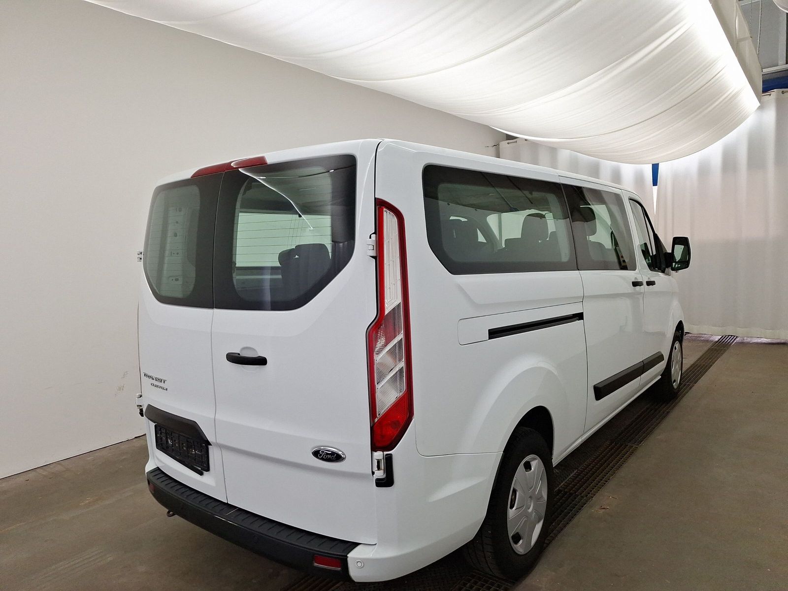 Fahrzeugabbildung Ford Transit Custom Kombi 340 L2 Trend 9-Sitzer Navi