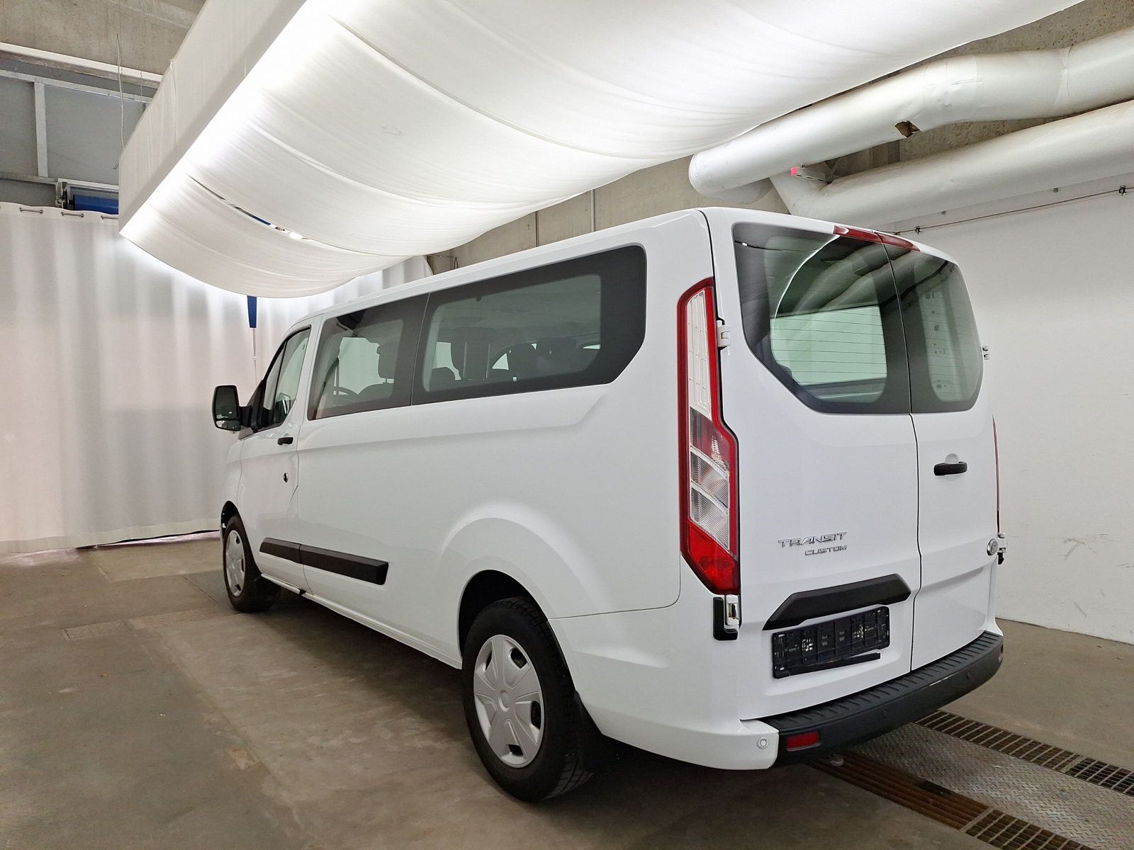 Fahrzeugabbildung Ford Transit Custom Kombi 340 L2 Trend 9-Sitzer Navi