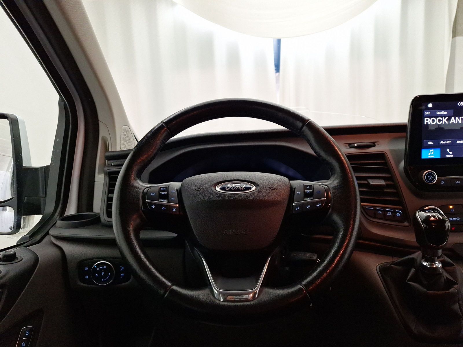 Fahrzeugabbildung Ford Transit Custom Kombi 340 L2 Trend 9-Sitzer Navi