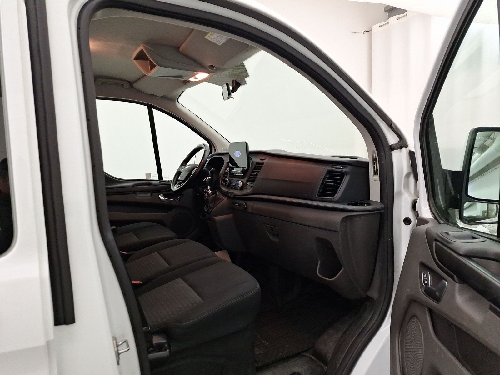 Fahrzeugabbildung Ford Transit Custom Kombi 340 L2 Trend 9-Sitzer Navi