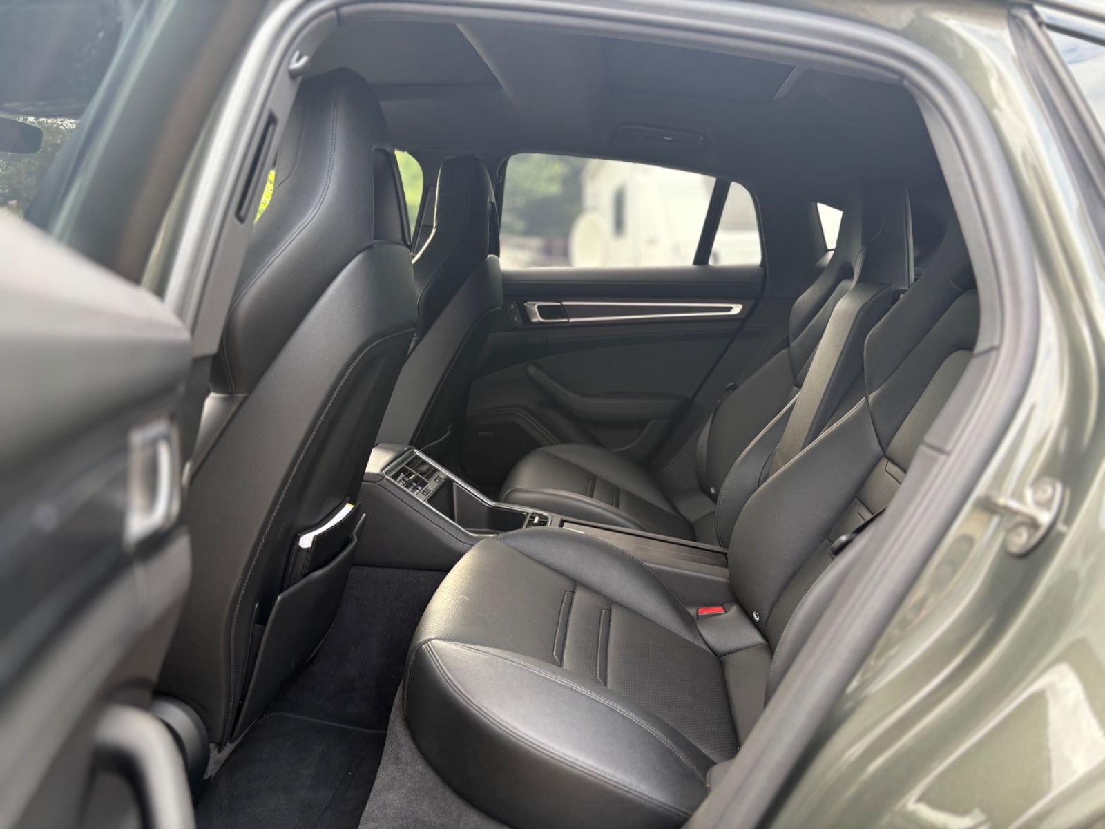 Fahrzeugabbildung Porsche Panamera 4 Platinum Edition AHK PANO Vierradlenk