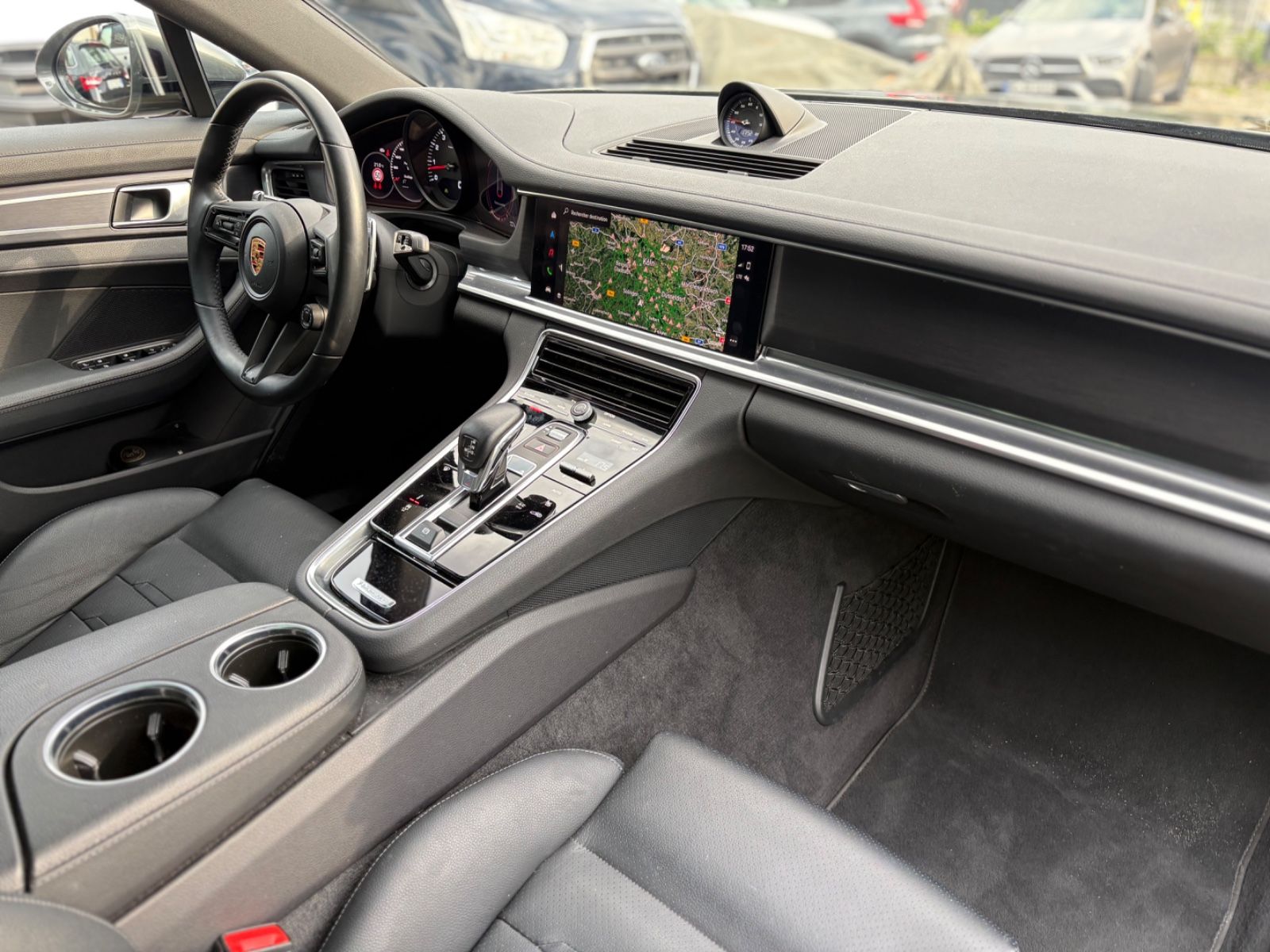 Fahrzeugabbildung Porsche Panamera 4 Platinum Edition AHK PANO Vierradlenk