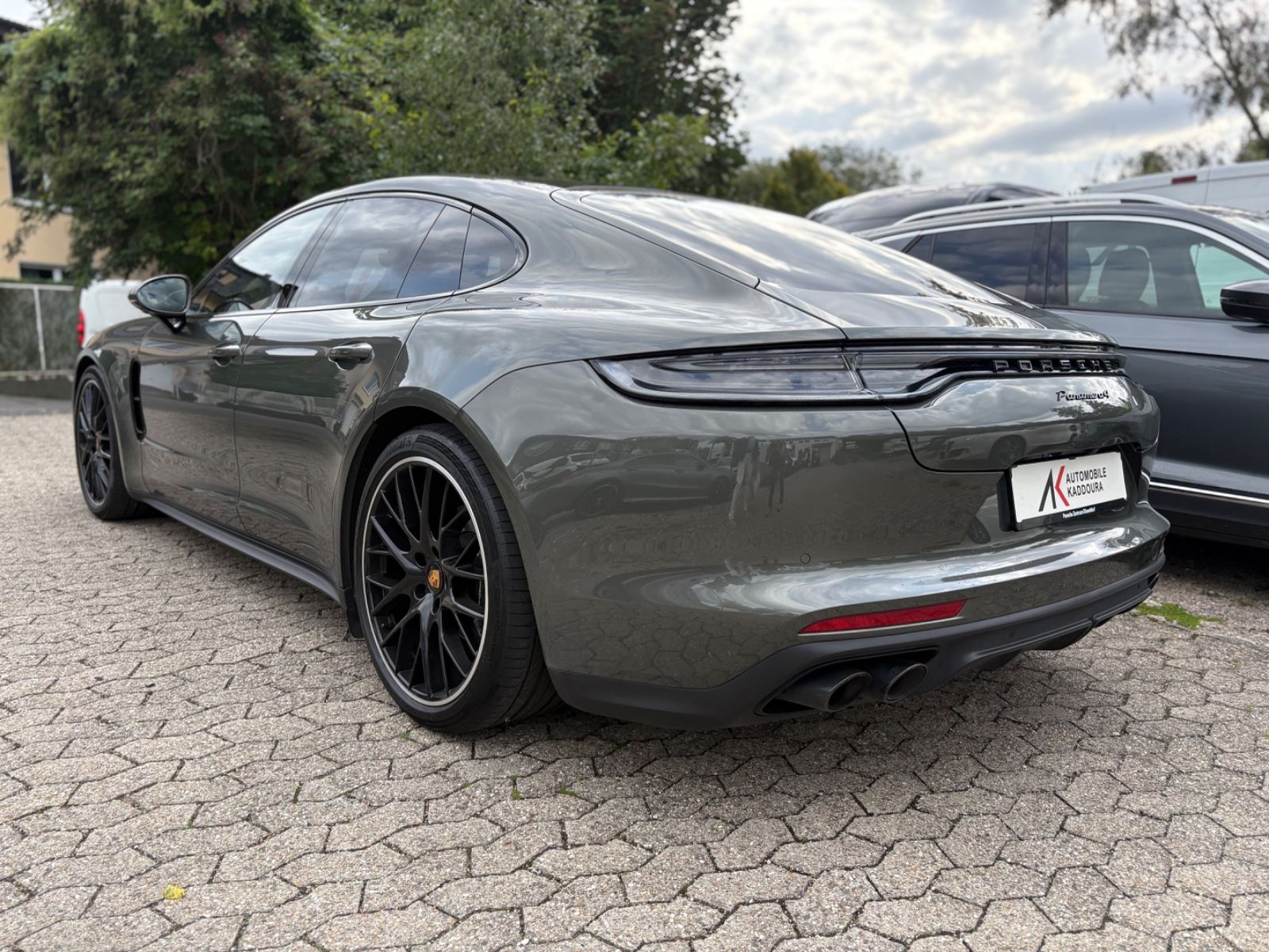 Fahrzeugabbildung Porsche Panamera 4 Platinum Edition AHK PANO Vierradlenk