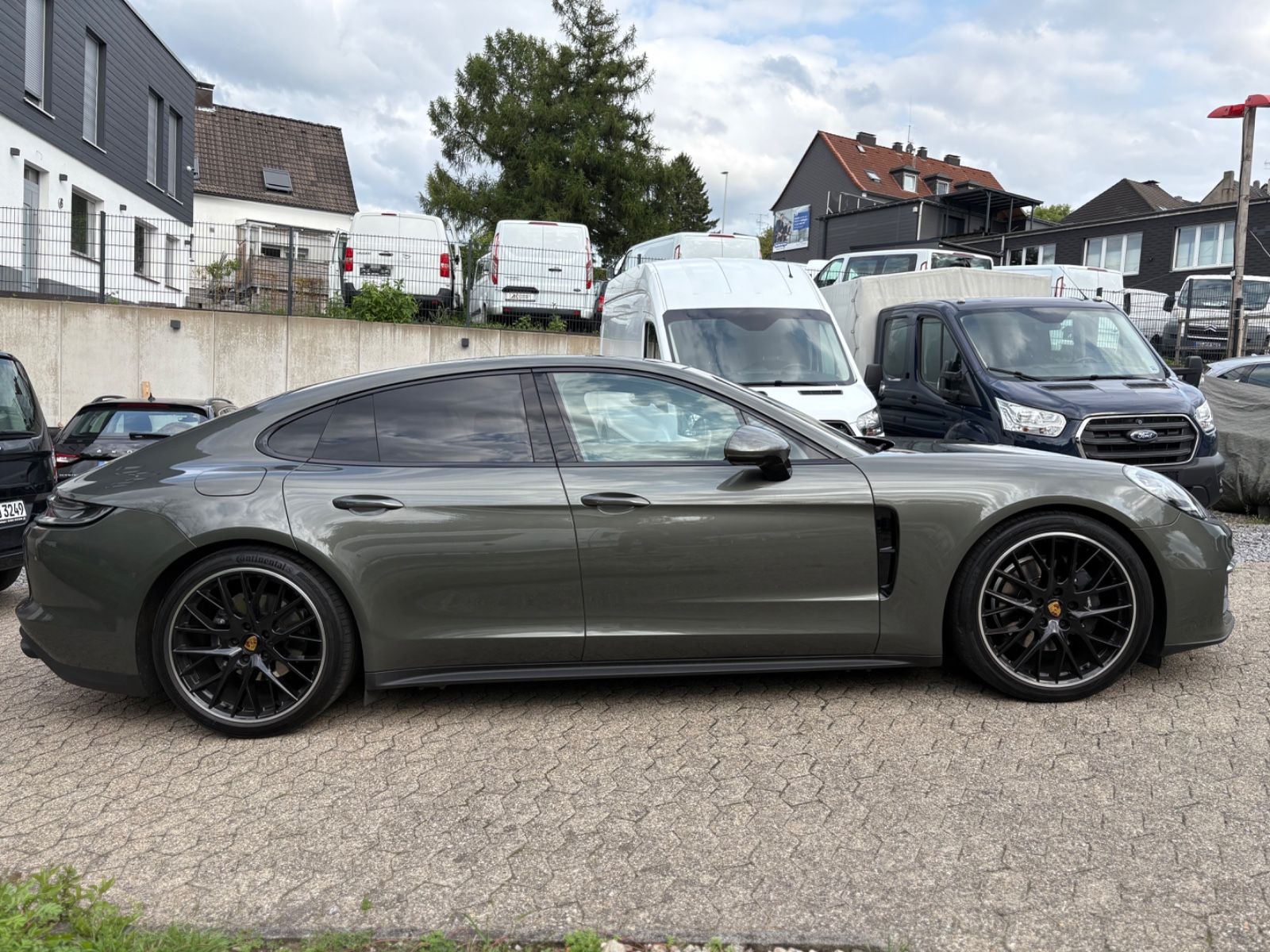 Fahrzeugabbildung Porsche Panamera 4 Platinum Edition AHK PANO Vierradlenk