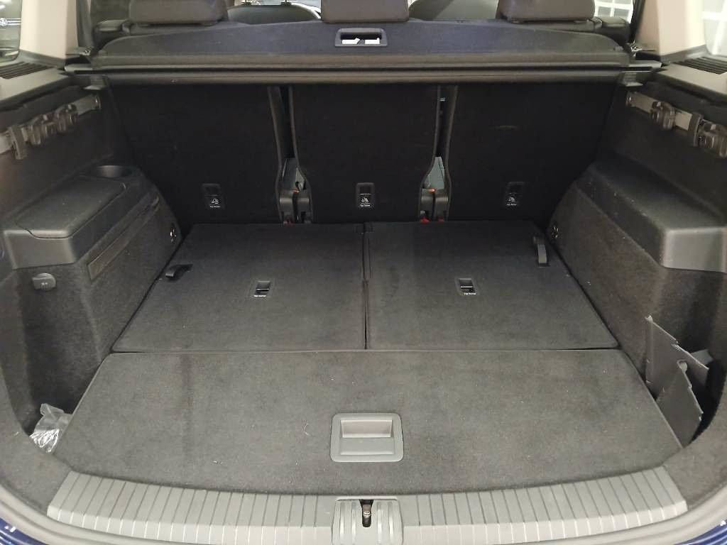 Fahrzeugabbildung Volkswagen Touran Comfortline Panorama Kamera AHK ACC 7Sitz