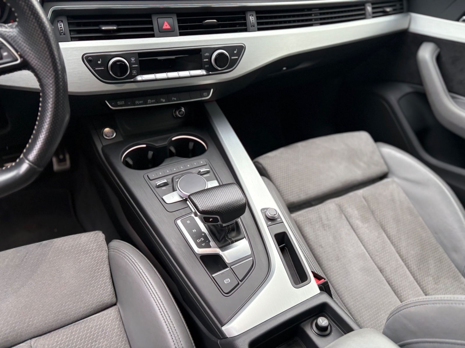 Fahrzeugabbildung Audi A4 Avant S line Panorama Head-Up Matrix Virtual