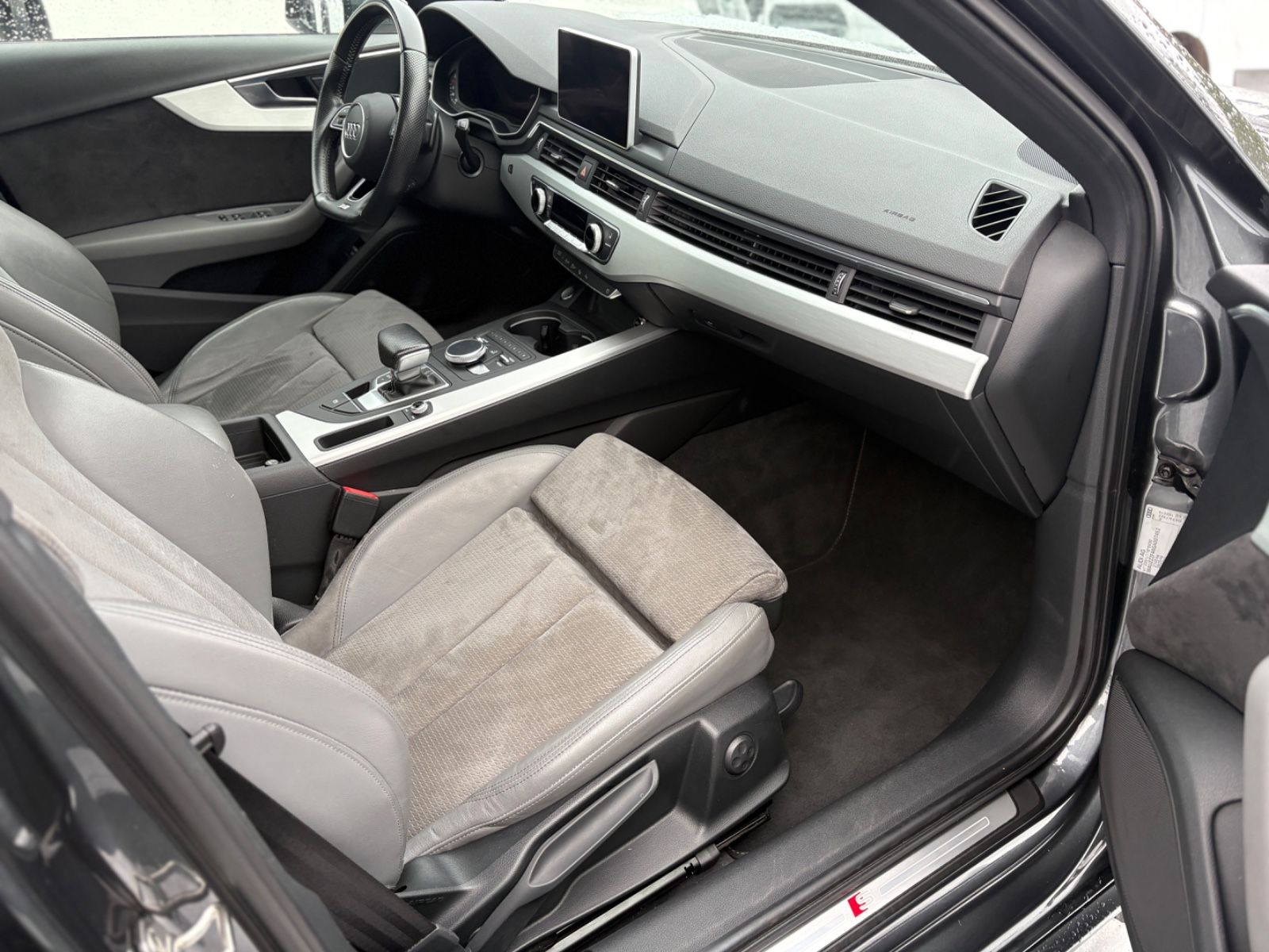 Fahrzeugabbildung Audi A4 Avant S line Panorama Head-Up Matrix Virtual