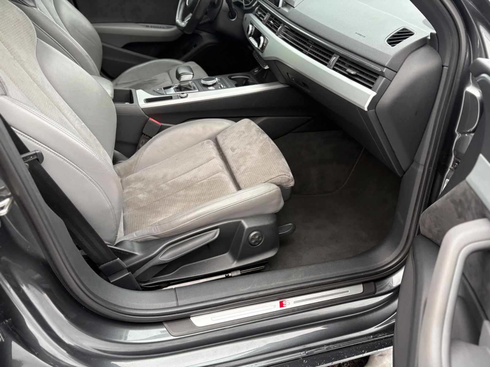 Fahrzeugabbildung Audi A4 Avant S line Panorama Head-Up Matrix Virtual