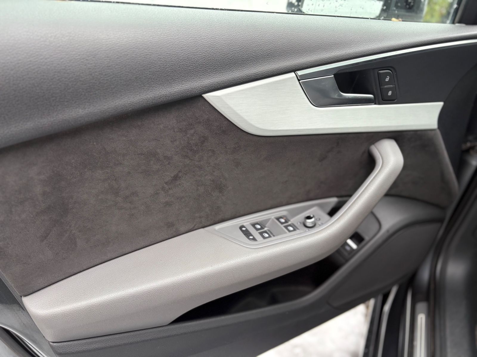 Fahrzeugabbildung Audi A4 Avant S line Panorama Head-Up Matrix Virtual