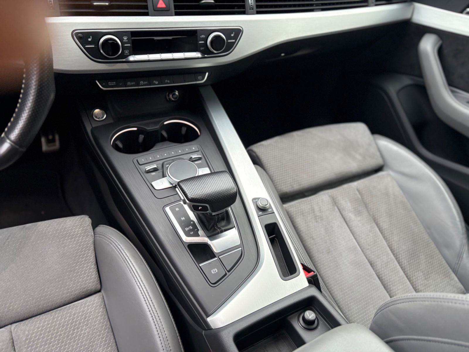 Fahrzeugabbildung Audi A4 Avant S line Panorama Head-Up Matrix Virtual