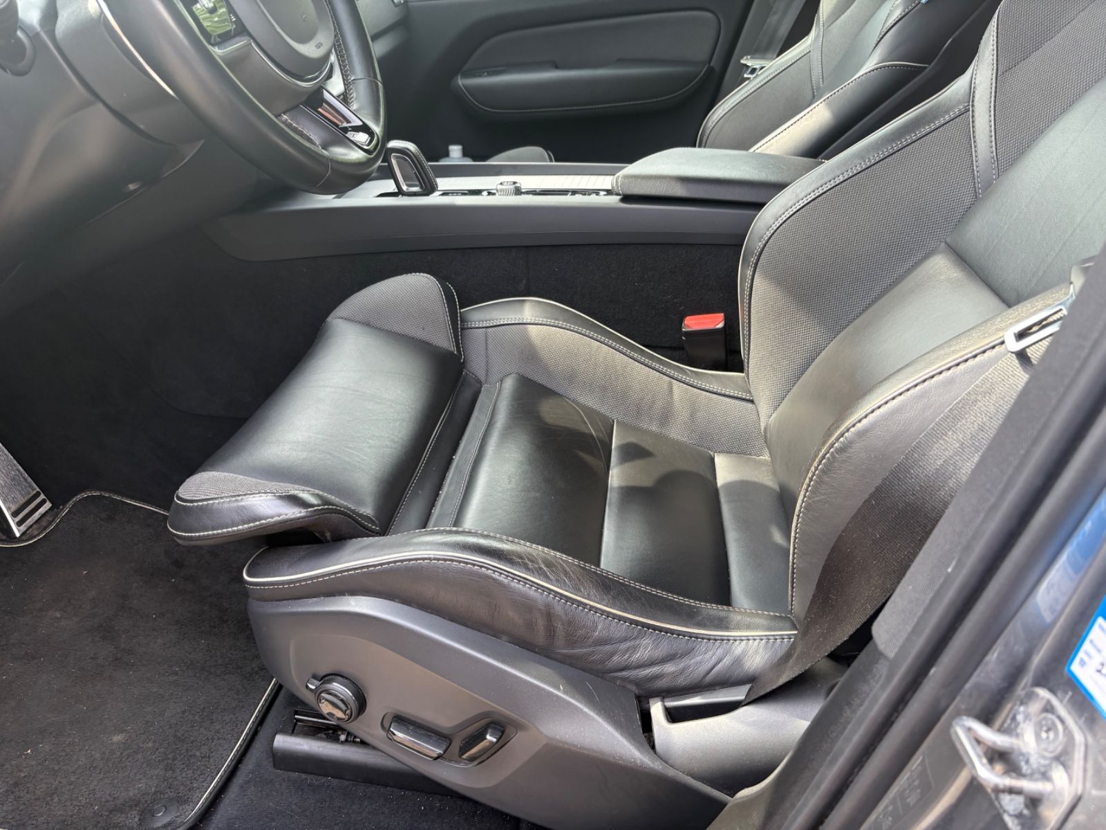 Fahrzeugabbildung Volvo XC60 T8 R Design AWD 21Zoll PANO HeadUp POLESTAR