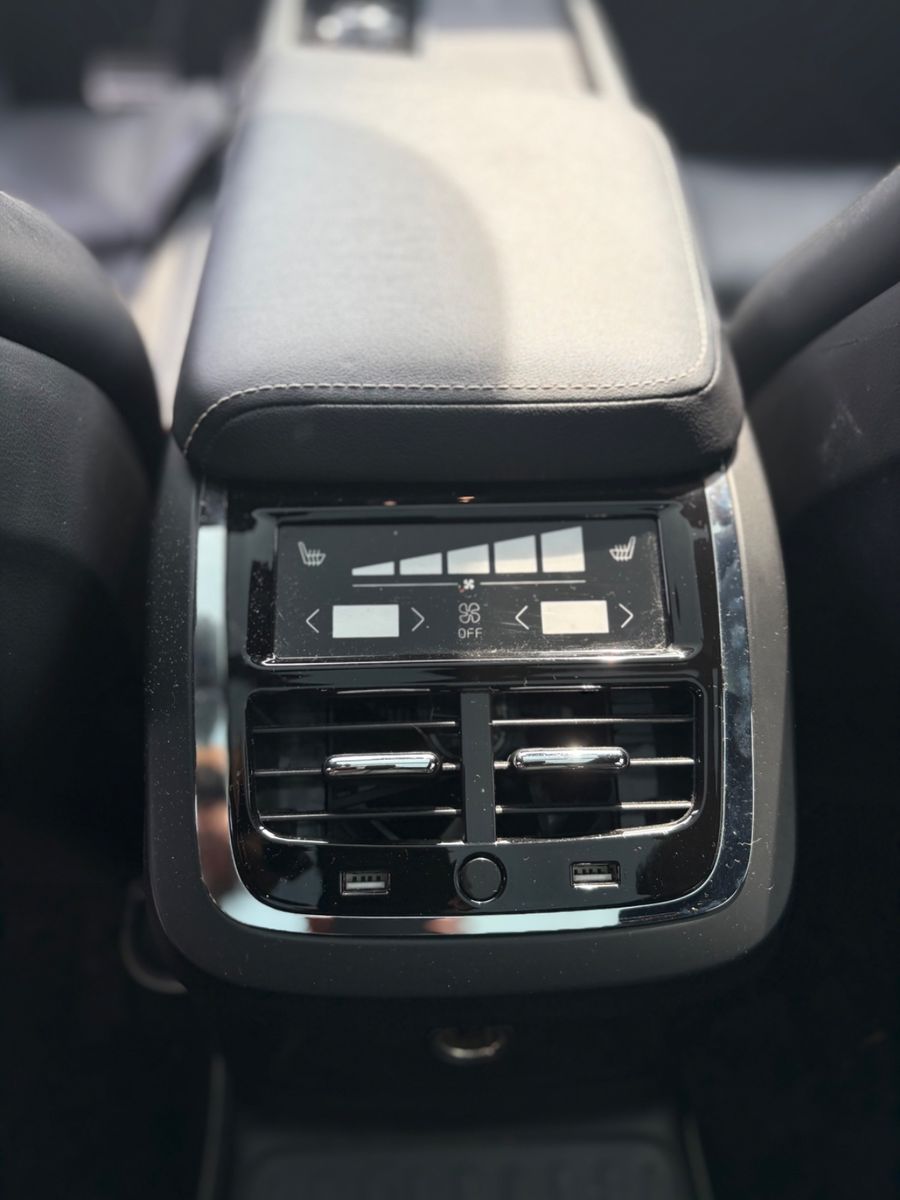 Fahrzeugabbildung Volvo XC60 T8 R Design AWD 21Zoll PANO HeadUp POLESTAR