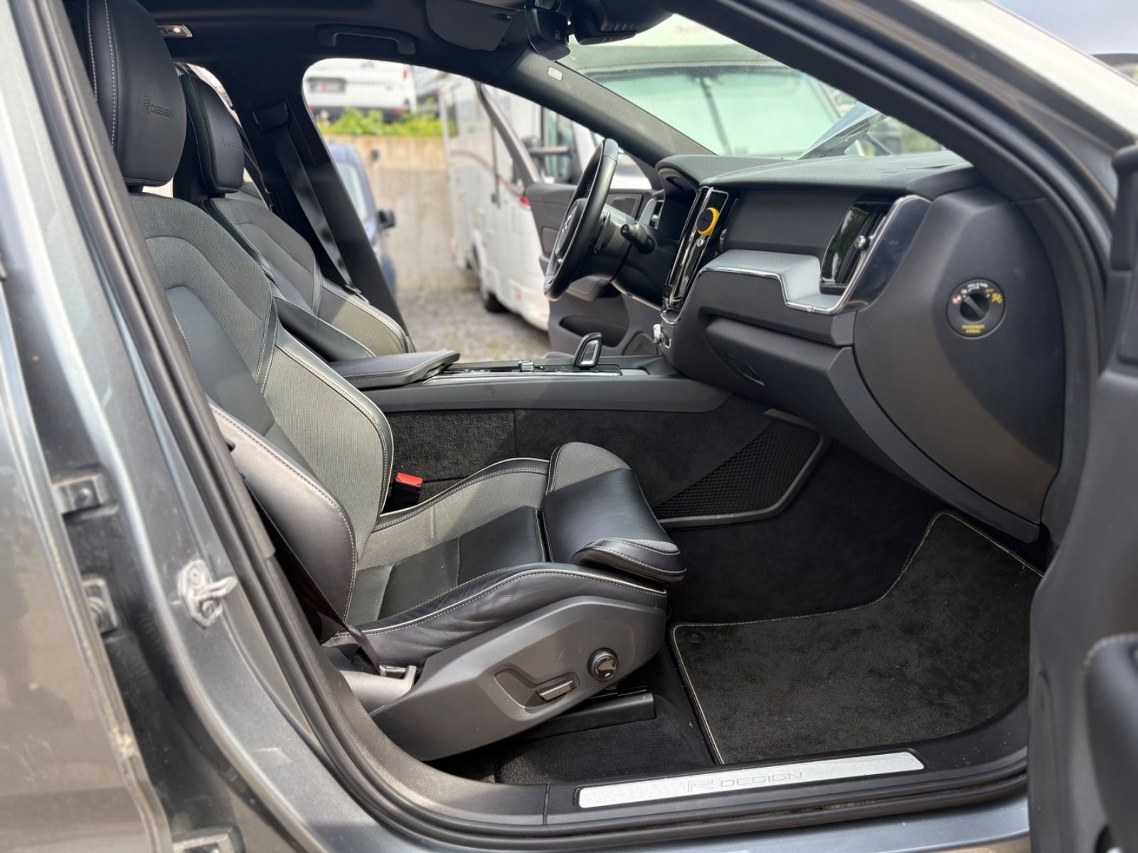 Fahrzeugabbildung Volvo XC60 T8 R Design AWD 21Zoll PANO HeadUp POLESTAR