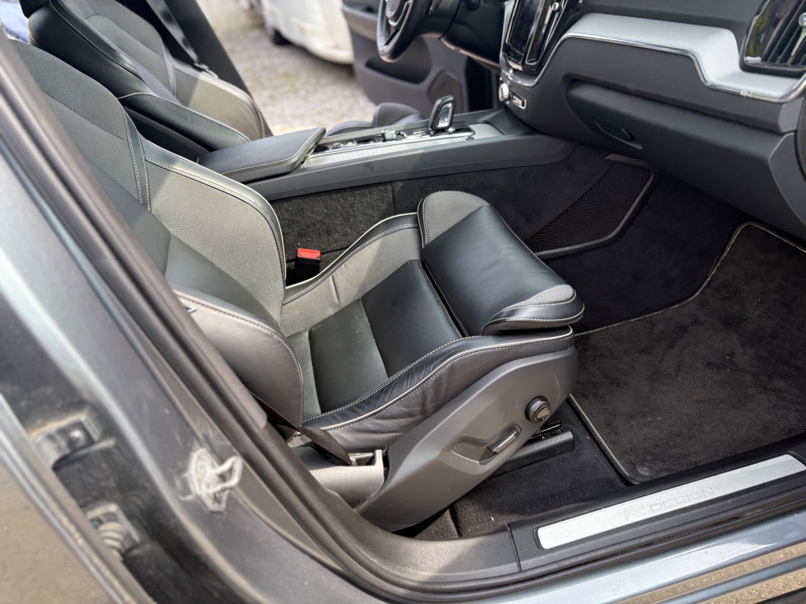 Fahrzeugabbildung Volvo XC60 T8 R Design AWD 21Zoll PANO HeadUp POLESTAR