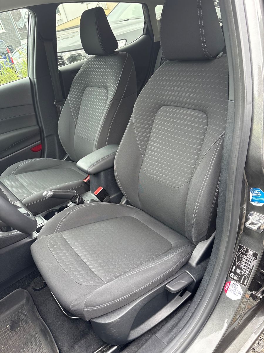 Fahrzeugabbildung Ford Fiesta Titanium Navi Klimaautomatik Sitzheizung