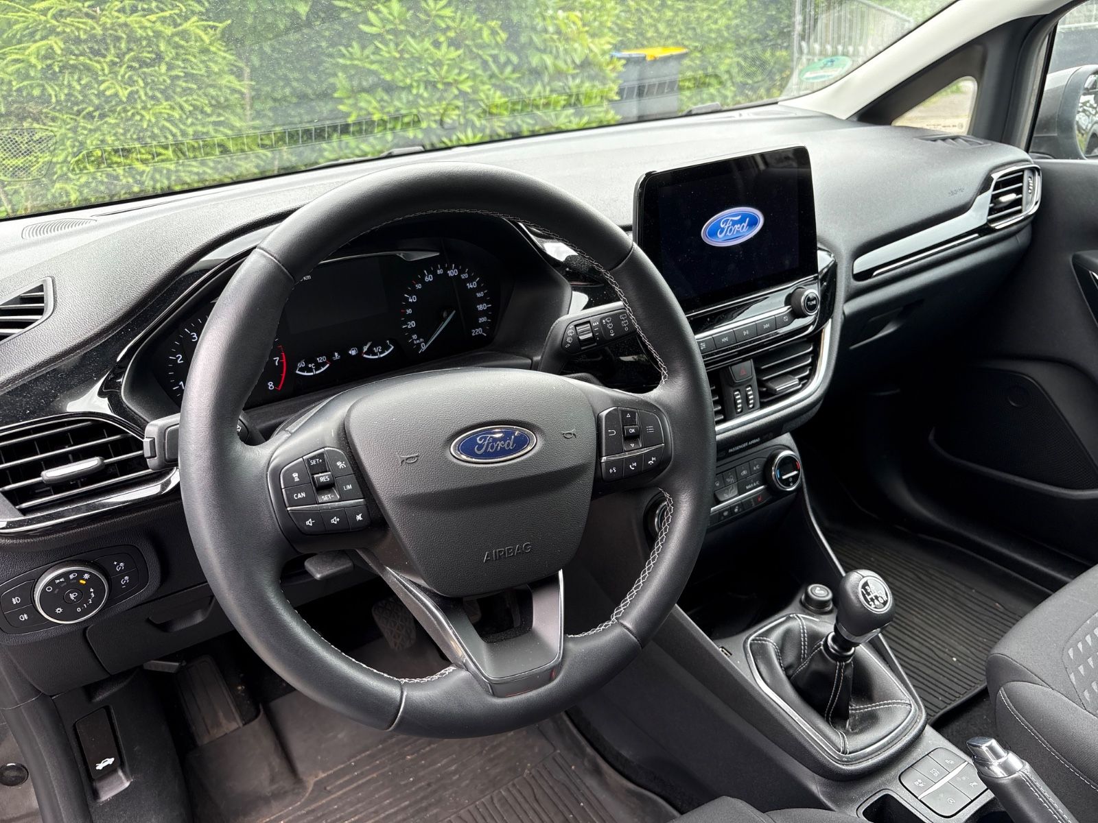 Fahrzeugabbildung Ford Fiesta Titanium Navi Klimaautomatik Sitzheizung
