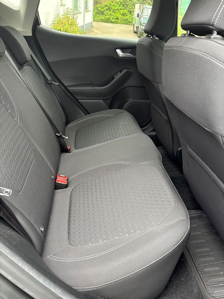 Fahrzeugabbildung Ford Fiesta Titanium Navi Klimaautomatik Sitzheizung