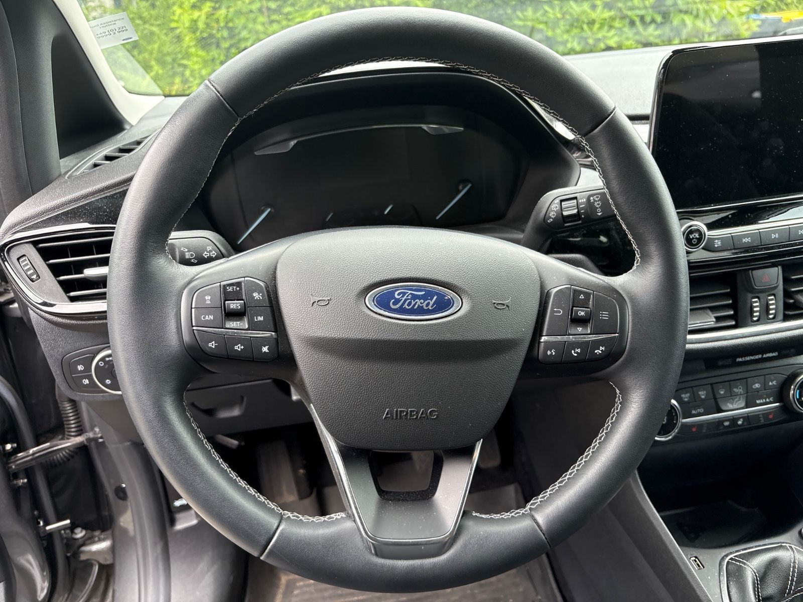 Fahrzeugabbildung Ford Fiesta Titanium Navi Klimaautomatik Sitzheizung