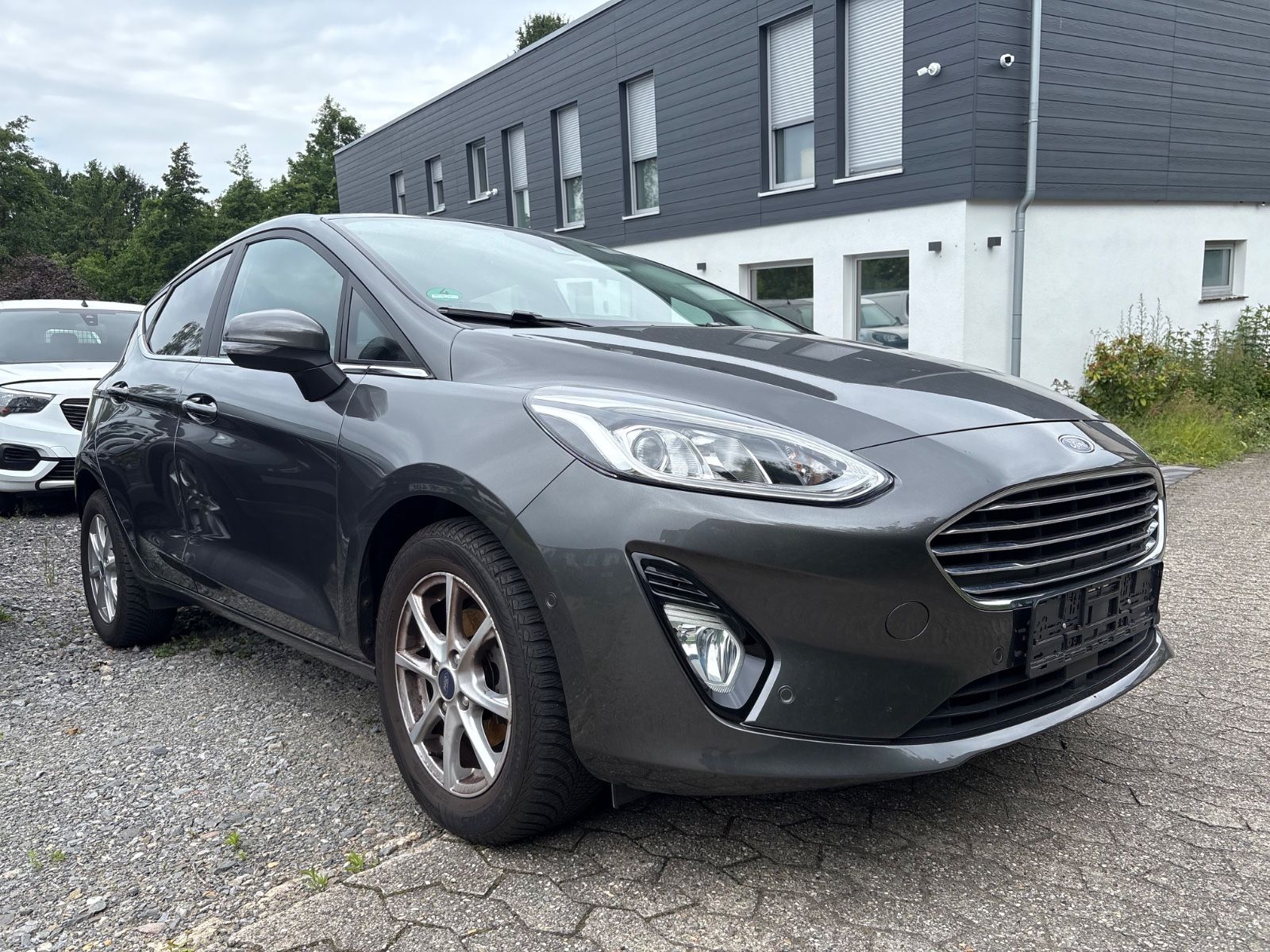 Fahrzeugabbildung Ford Fiesta Titanium Navi Klimaautomatik Sitzheizung