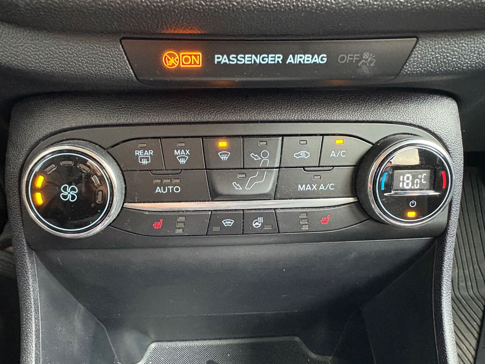 Fahrzeugabbildung Ford Fiesta Titanium Navi Klimaautomatik Sitzheizung