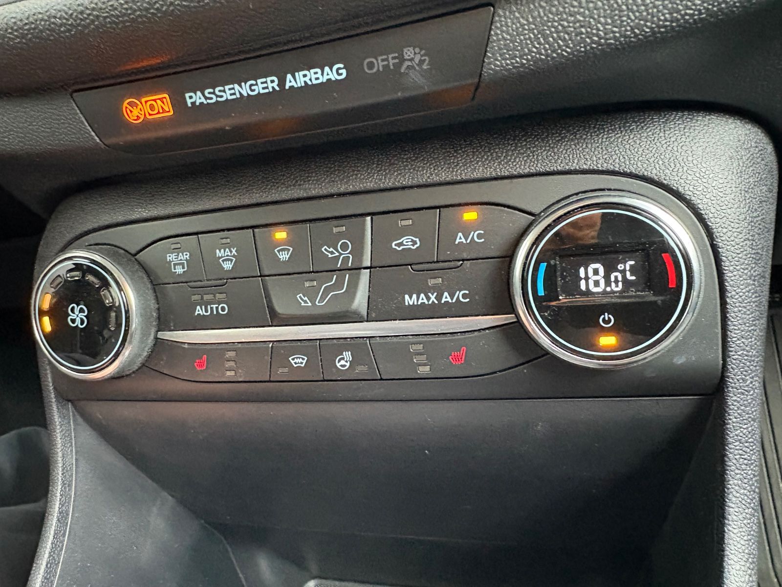 Fahrzeugabbildung Ford Fiesta Titanium Navi Klimaautomatik Sitzheizung