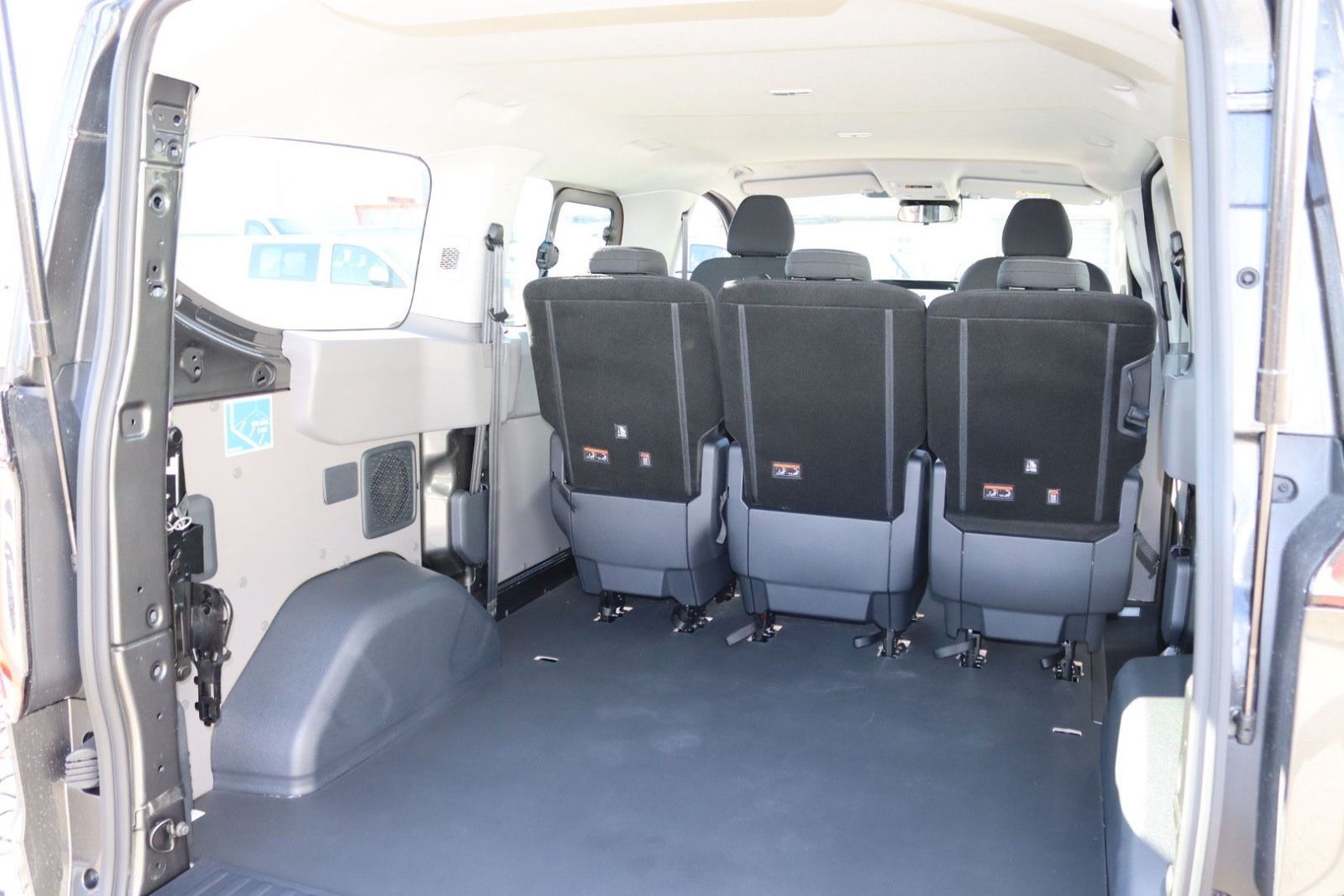 Fahrzeugabbildung Volkswagen T7 Kombi 5-Sitzer LED Kamera Navi Sitzh. kurz N1