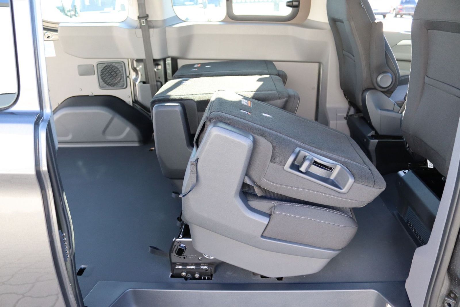 Fahrzeugabbildung Volkswagen T7 Kombi 5-Sitzer LED Kamera Navi Sitzh. kurz N1