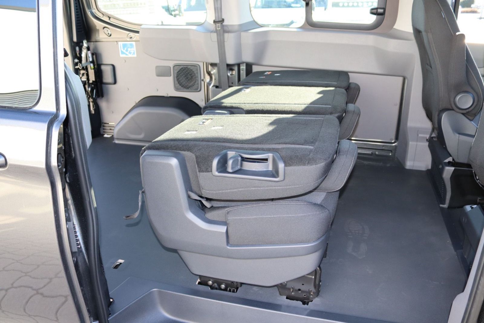 Fahrzeugabbildung Volkswagen T7 Kombi 5-Sitzer LED Kamera Navi Sitzh. kurz N1