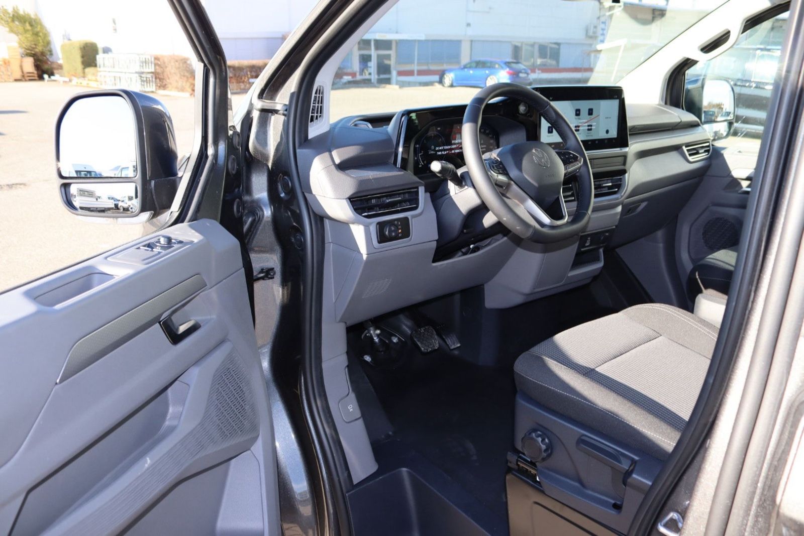 Fahrzeugabbildung Volkswagen T7 Kombi 5-Sitzer LED Kamera Navi Sitzh. kurz N1