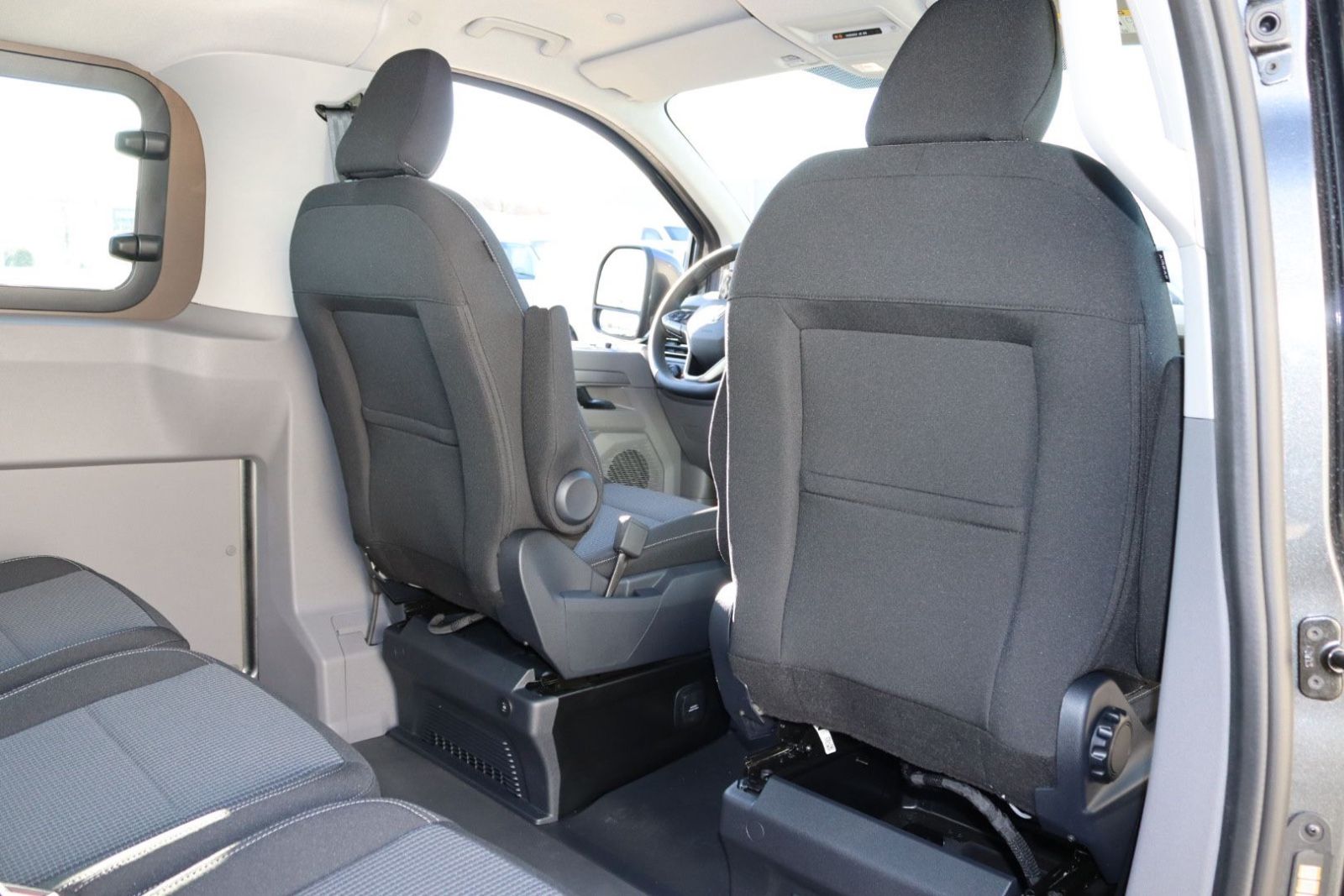 Fahrzeugabbildung Volkswagen T7 Kombi 5-Sitzer LED Kamera Navi Sitzh. kurz N1