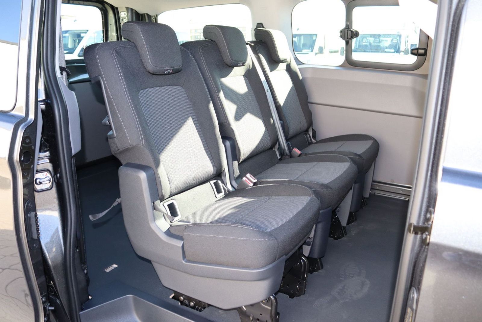 Fahrzeugabbildung Volkswagen T7 Kombi 5-Sitzer LED Kamera Navi Sitzh. kurz N1
