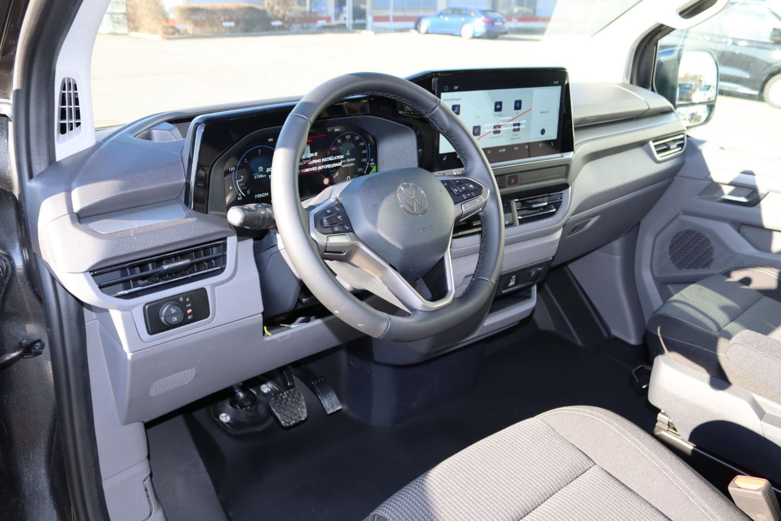 Fahrzeugabbildung Volkswagen T7 Kombi 5-Sitzer LED Kamera Navi Sitzh. kurz N1