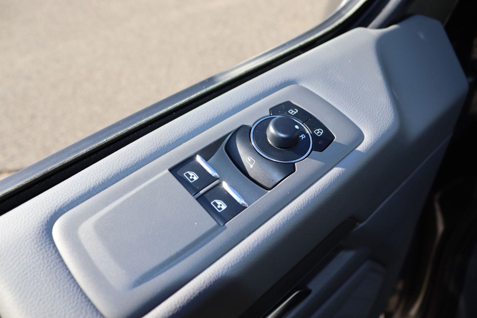 Fahrzeugabbildung Volkswagen T7 Kombi 5-Sitzer LED Kamera Navi Sitzh. kurz N1