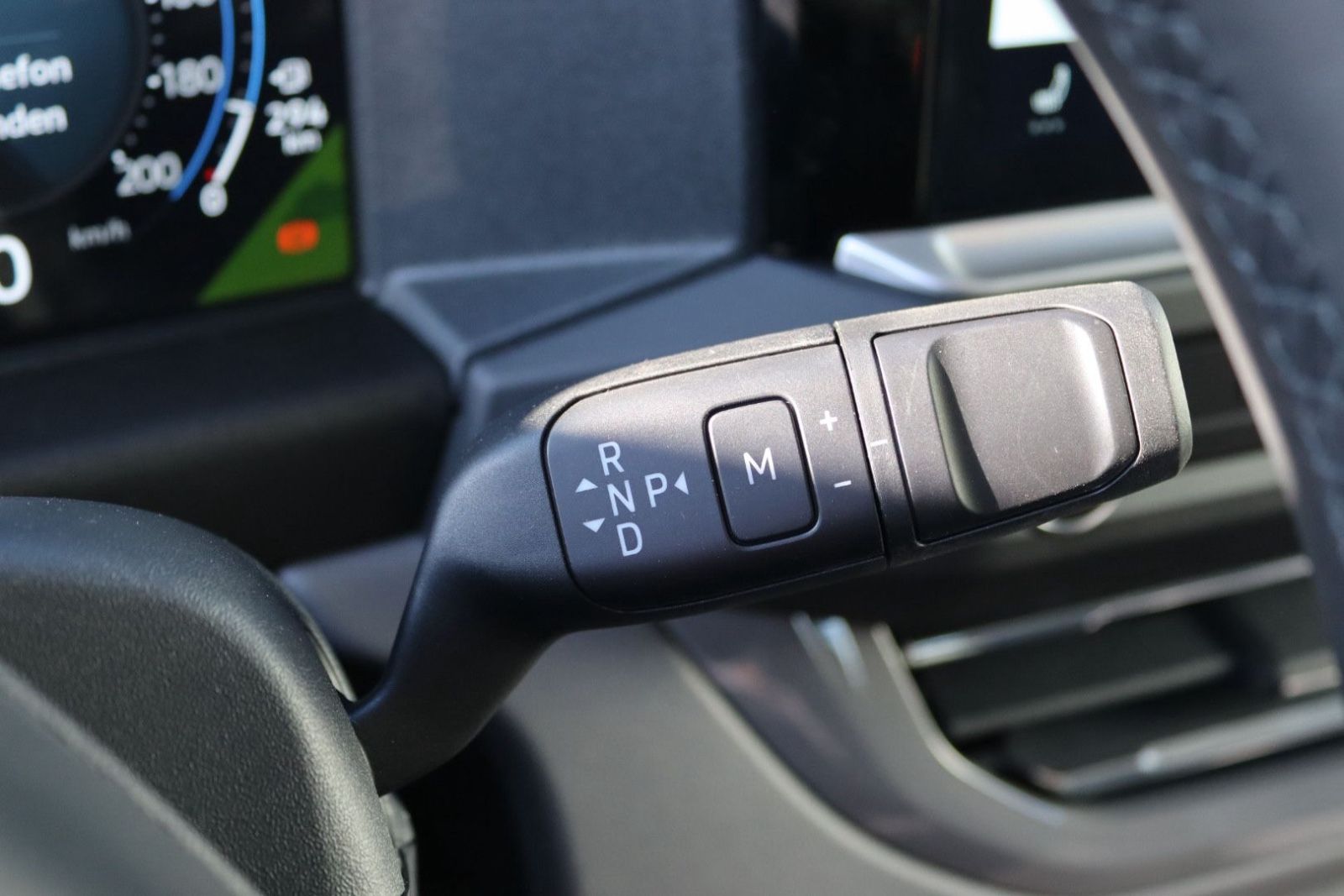 Fahrzeugabbildung Volkswagen T7 Kombi 5-Sitzer LED Kamera Navi Sitzh. kurz N1