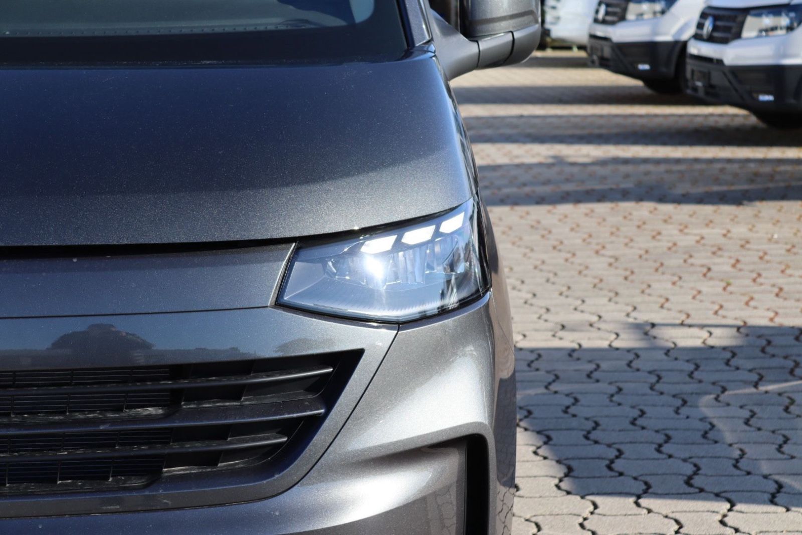 Fahrzeugabbildung Volkswagen T7 Kombi 5-Sitzer LED Kamera Navi Sitzh. kurz N1