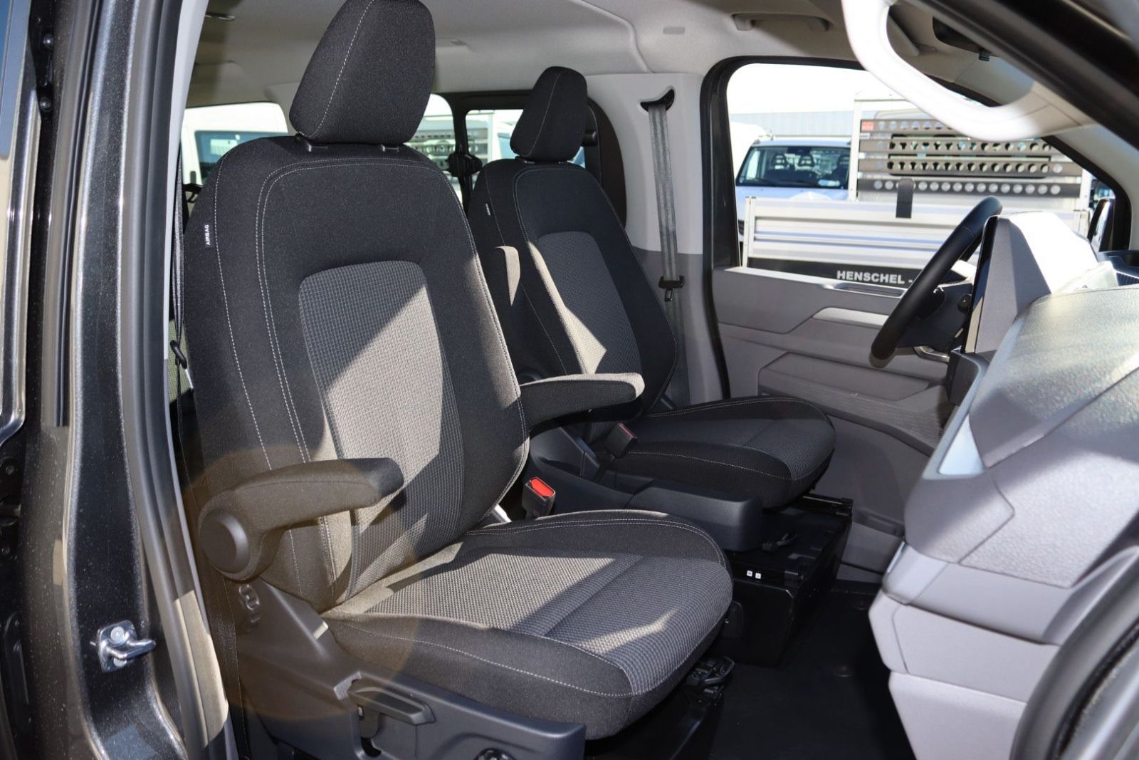 Fahrzeugabbildung Volkswagen T7 Kombi 5-Sitzer LED Kamera Navi Sitzh. kurz N1