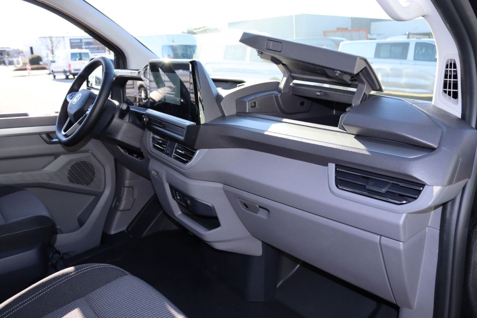 Fahrzeugabbildung Volkswagen T7 Kombi 5-Sitzer LED Kamera Navi Sitzh. kurz N1