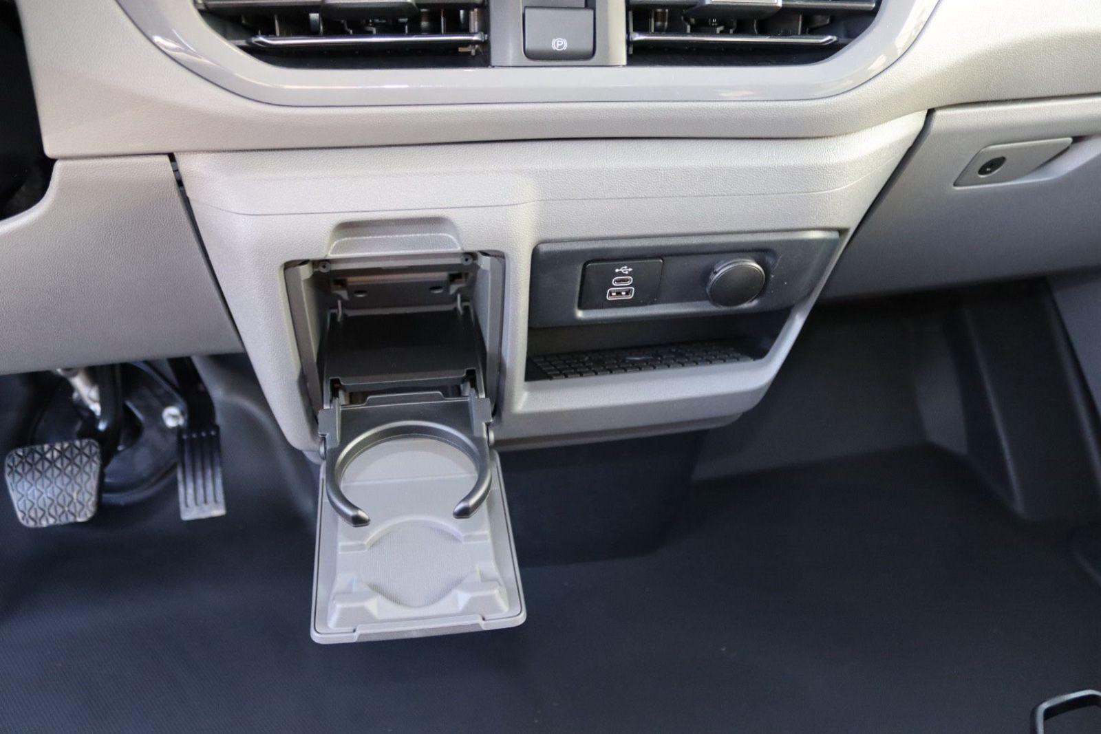 Fahrzeugabbildung Volkswagen T7 Kombi 5-Sitzer LED Kamera Navi Sitzh. kurz N1