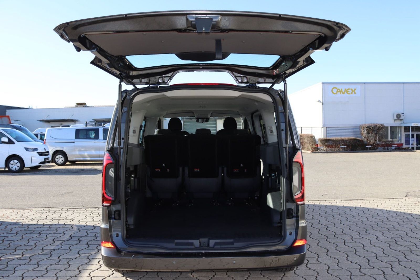Fahrzeugabbildung Volkswagen T7 Kombi 5-Sitzer LED Kamera Navi Sitzh. kurz N1