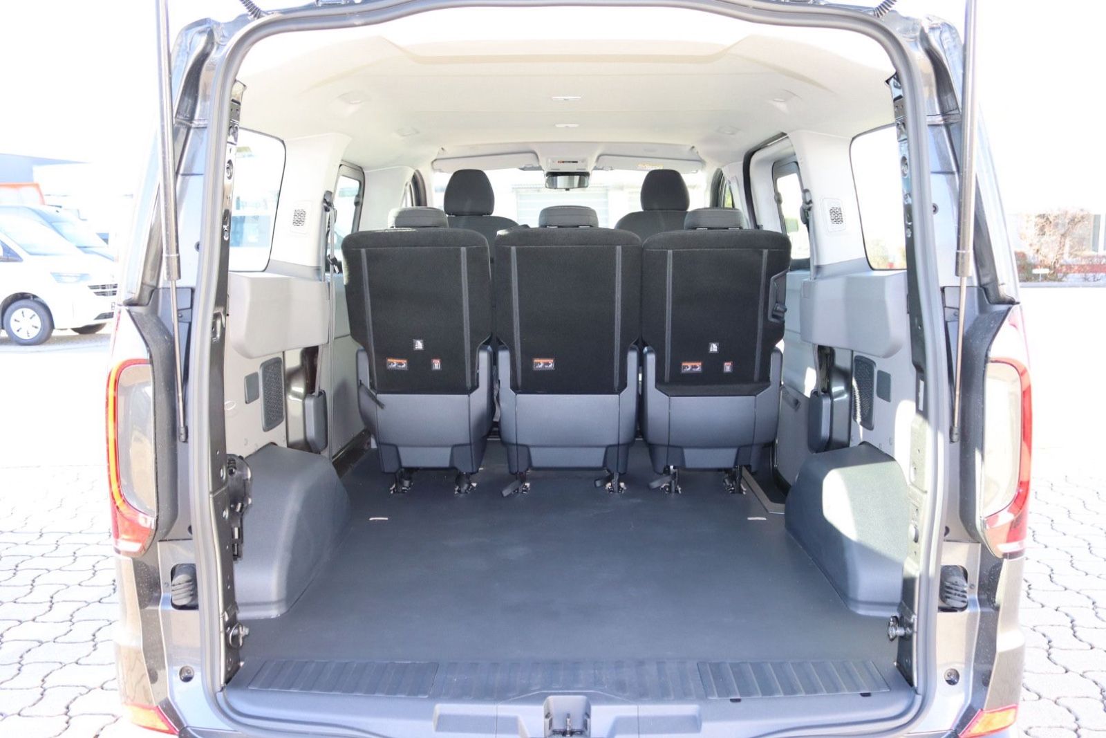 Fahrzeugabbildung Volkswagen T7 Kombi 5-Sitzer LED Kamera Navi Sitzh. kurz N1
