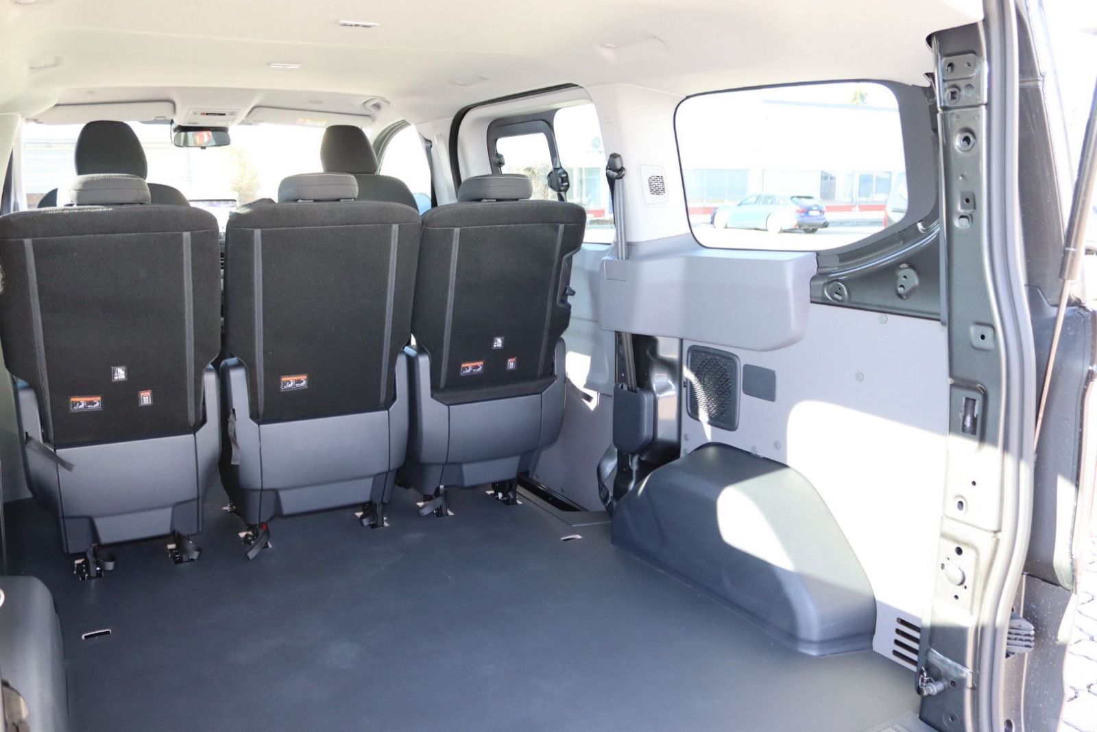 Fahrzeugabbildung Volkswagen T7 Kombi 5-Sitzer LED Kamera Navi Sitzh. kurz N1